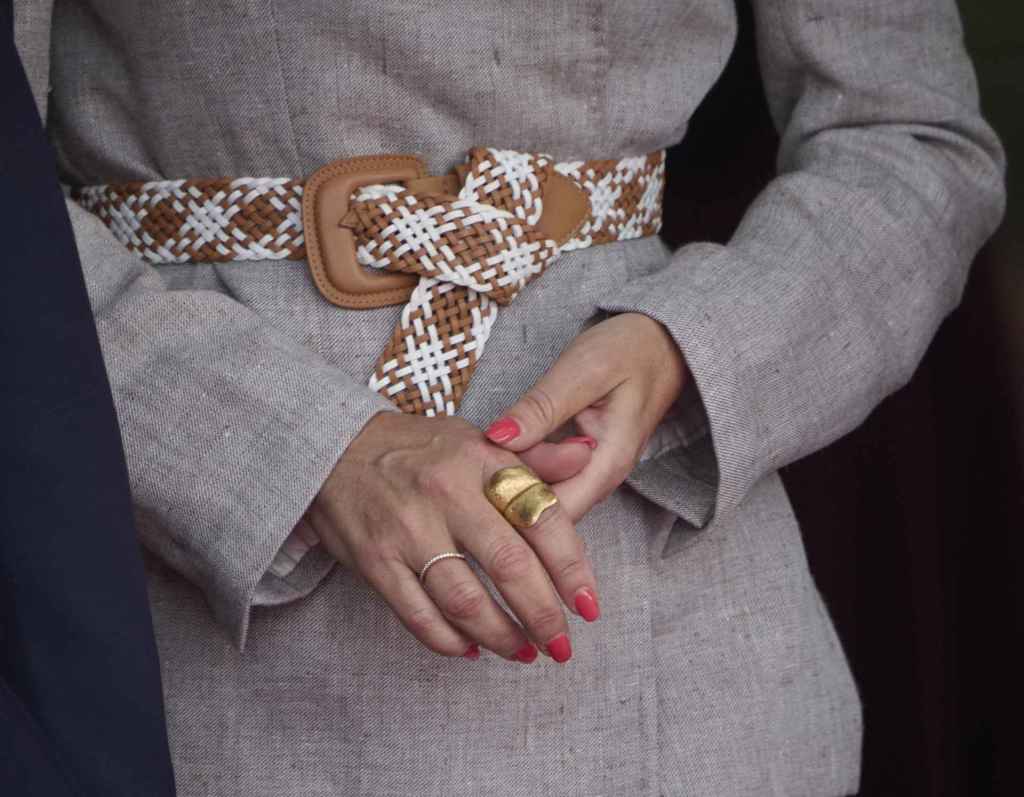 Detalle de las joyas y el cinturón de Mary en Dinamarca