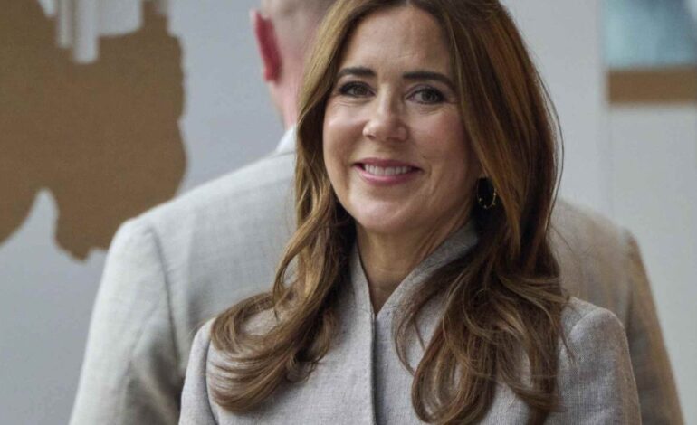 Lo último que esperábamos ver hoy es a Mary de Dinamarca sumándose a esta arriesgada tendencia de primavera-verano