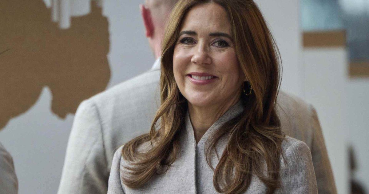 Lo último que esperábamos ver hoy es a Mary de Dinamarca sumándose a esta arriesgada tendencia de primavera-verano