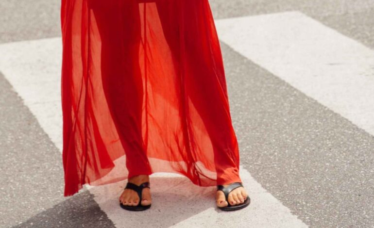 Tres sandalias planas de piel cómodas que ya están rebajadas en Massimo Dutti y favorecen hasta a las más bajitas