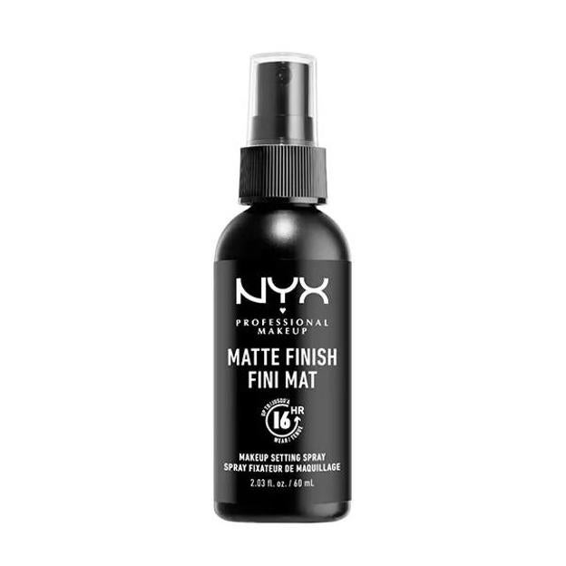 Compañero terminando el maquillaje de maquillaje de NYX