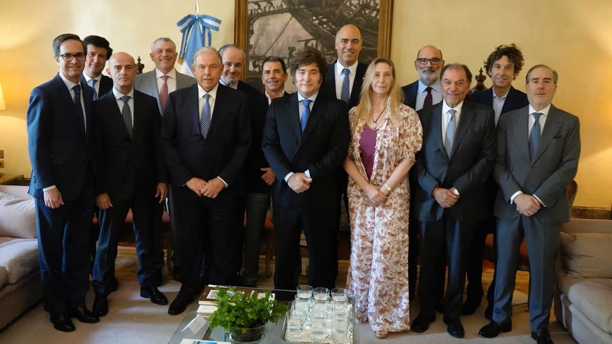Milei vende al Ibex seguridad jurídica en Argentina pero se resiste al pago de 16.000 millones por YPF