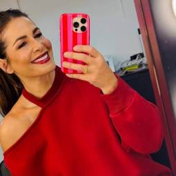 Nuria Roca compartió su último estilo y su importancia absoluta tenía su bolso