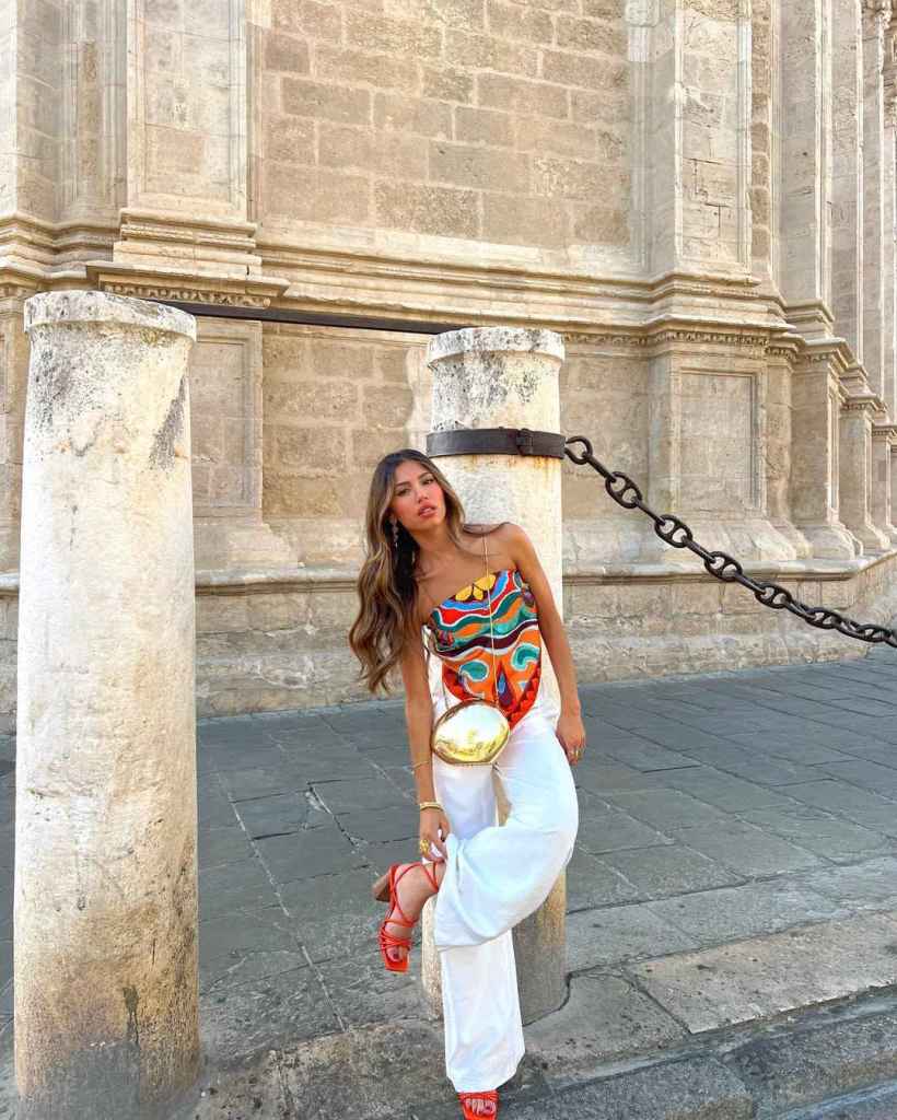 Influencer María Segarra con un pañuelo como un top de Zara