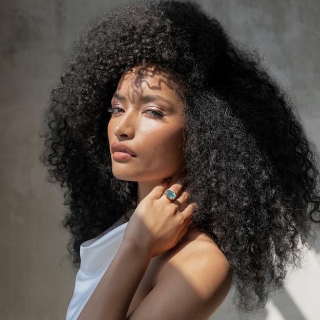 Cómo evitar el frizz en verano si tienes el cabello muy rizado usando el método rizado