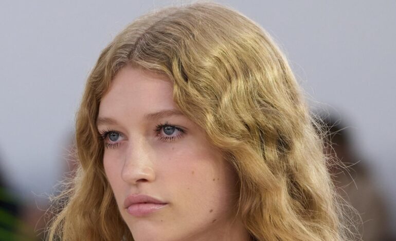 Rizos glossy en verano: cómo conseguir la melena curly que es tendencia según los expertos