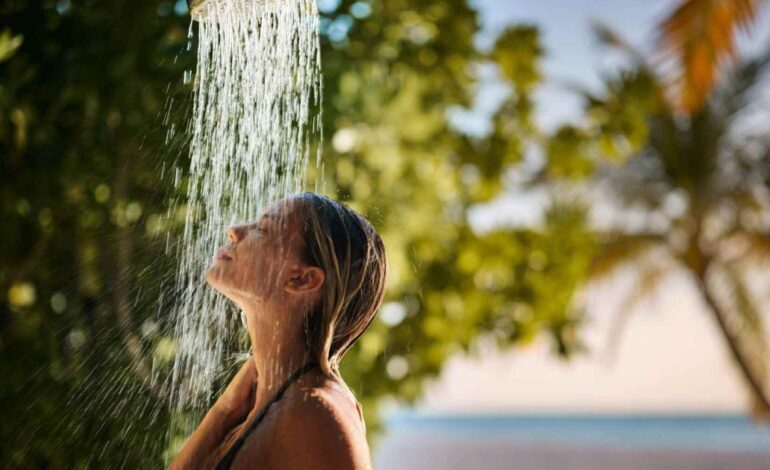 Si eres de las que siempre utiliza colonias florales este gel de ducha te ayudará a que el olor del perfume te dure más en piel