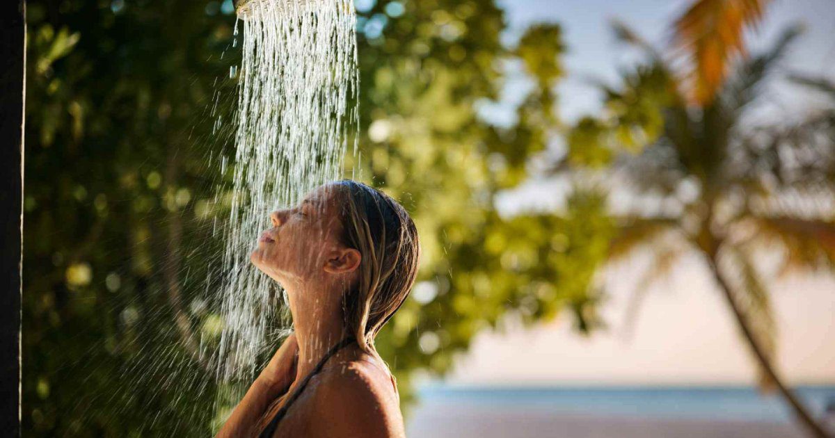 Si eres de las que siempre utiliza colonias florales este gel de ducha te ayudará a que el olor del perfume te dure más en piel