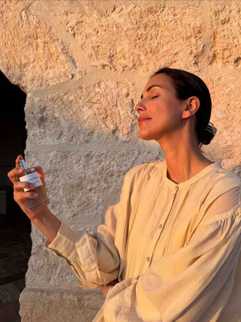 Sassa de Osma con el perfume Dioriviera, de Christian Dior