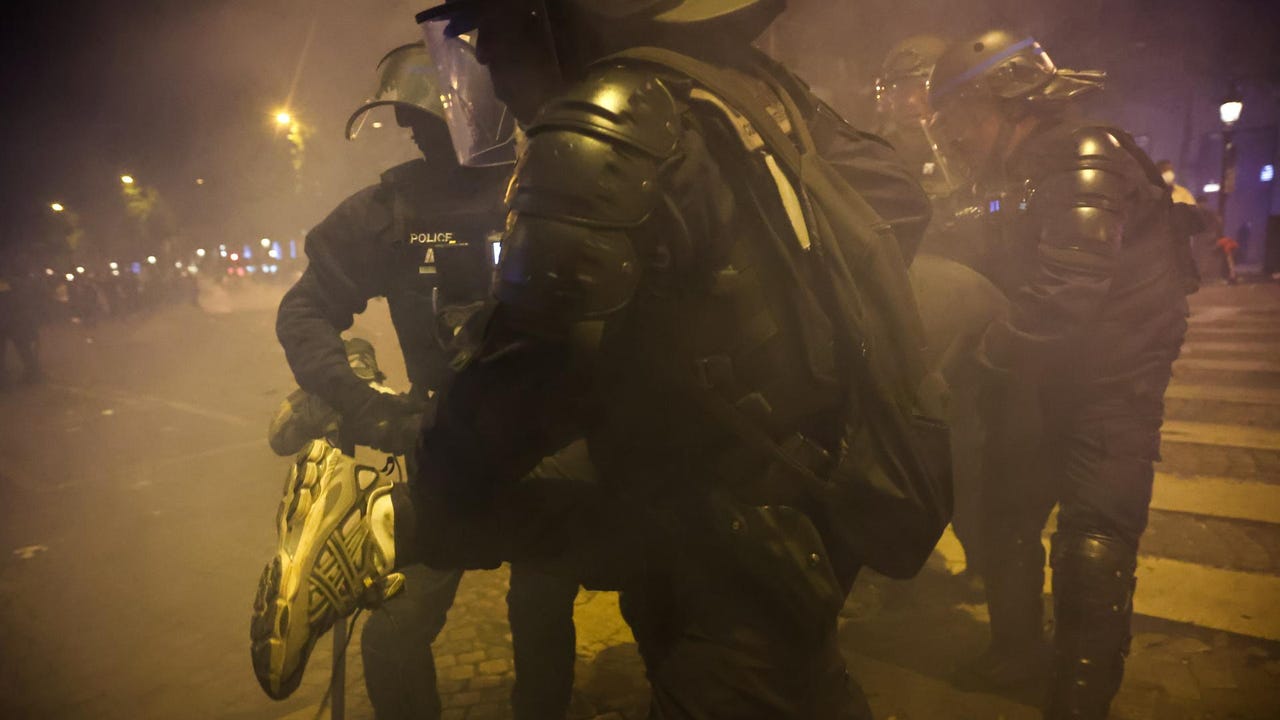 La vergonzosa agresión a un bombero durante las celebraciones del PSG en París tras ganar la Champions