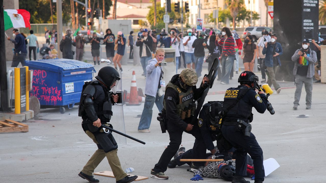 Al menos 44 detenidos en Los Ángeles por varias redadas del Servicio de Inmigración de EEUU