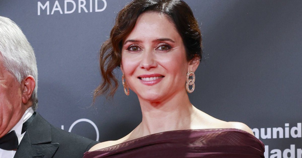 Isabel Díaz Ayuso deslumbra en Aranjuez con un vestido veraniego y sofisticado