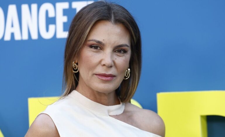 Mar Flores deslumbra a los 55 años con un vestido lencero ideal para una boda en junio