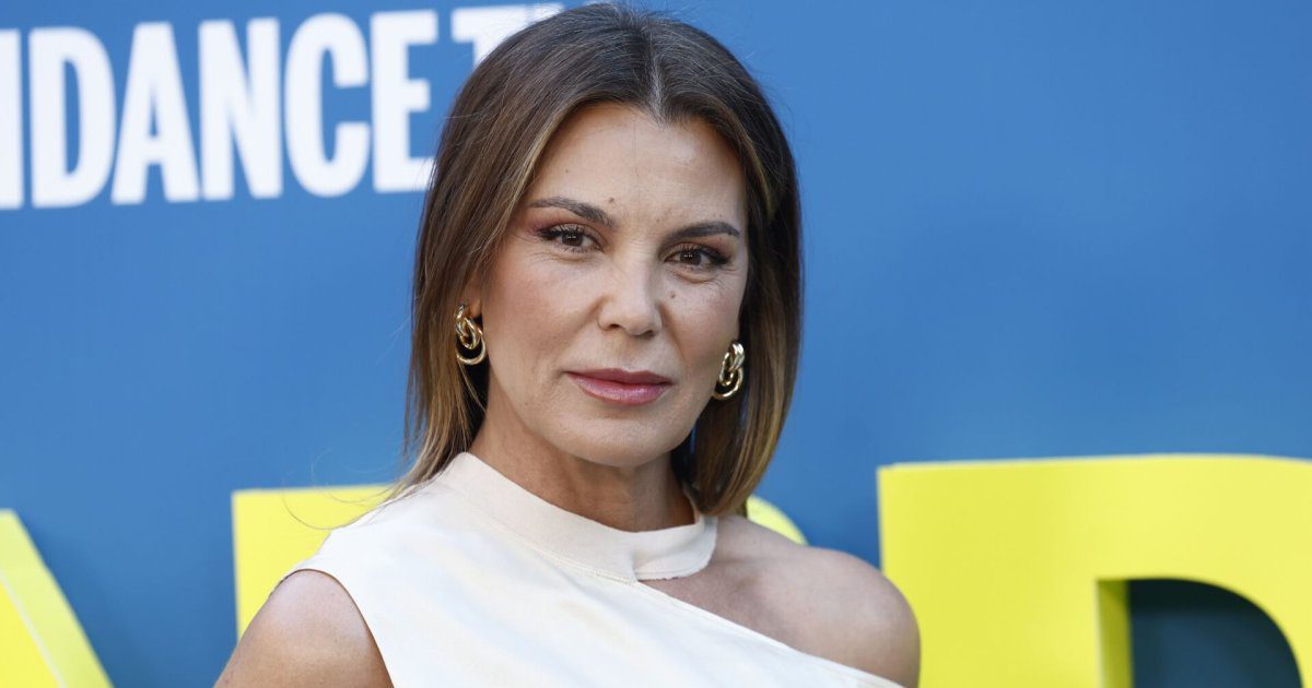 Mar Flores deslumbra a los 55 años con un vestido lencero ideal para una boda en junio