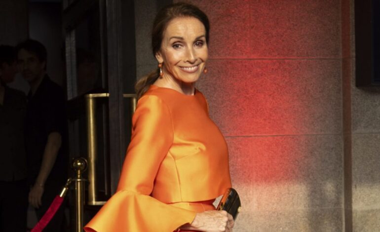 Ana Belén deslumbra a sus 74 años con un vestido satinado en el tono tendencia que rejuvenece al instante