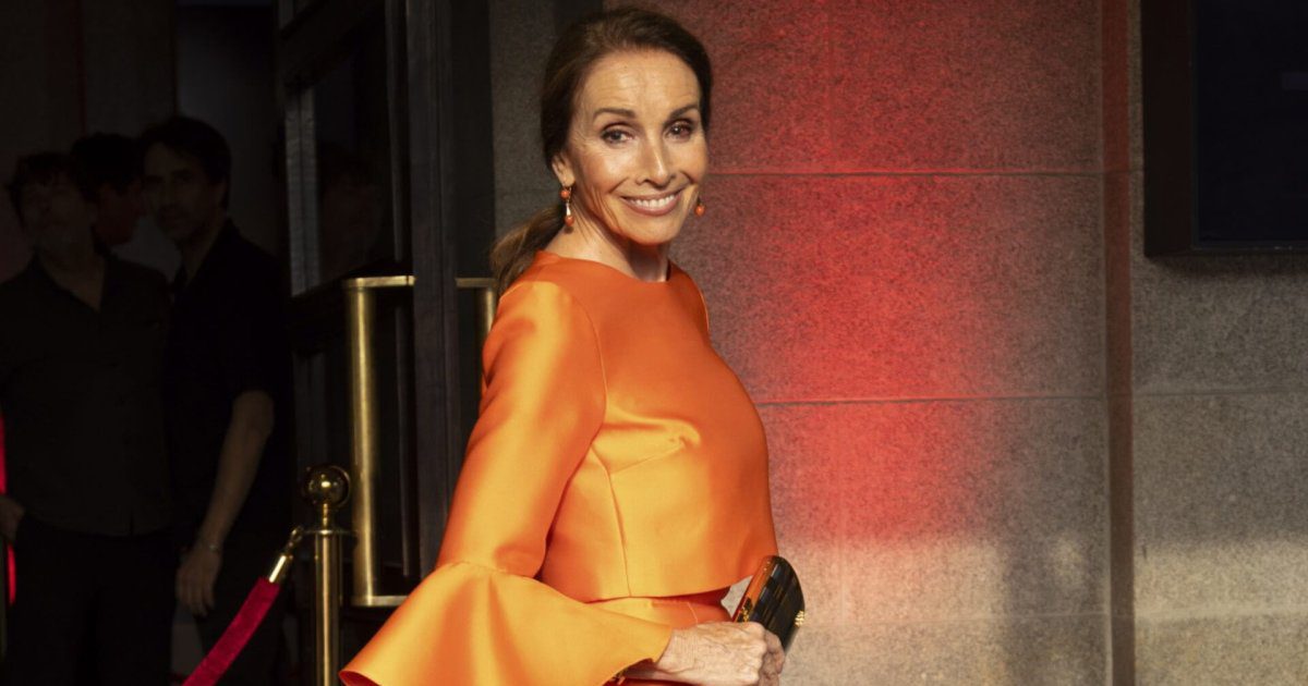 Ana Belén deslumbra a sus 74 años con un vestido satinado en el tono tendencia que rejuvenece al instante