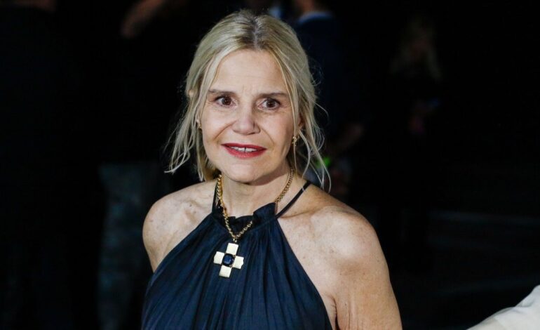 Eugenia Martínez de Irujo deslumbra con el vestido estampado perfecto para las mujeres de 50+ este verano