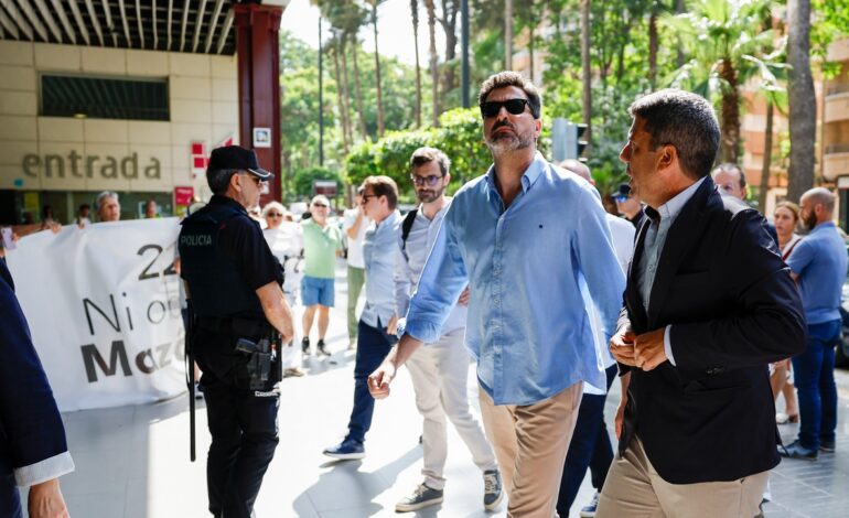 Abucheos contra Mazón de una ciudadanía indignada que tras ocho meses de la DANA no comprende que siga en el cargo