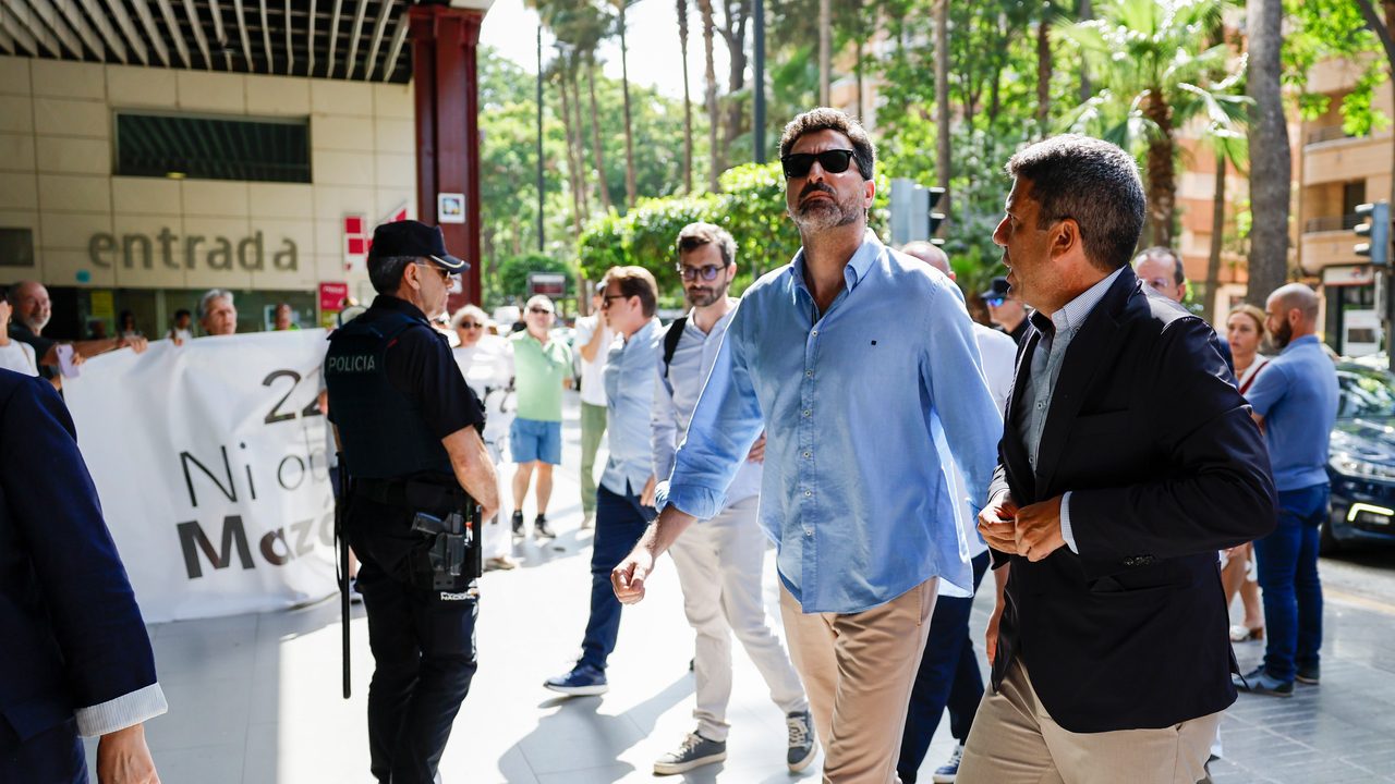 Abucheos contra Mazón de una ciudadanía indignada que tras ocho meses de la DANA no comprende que siga en el cargo