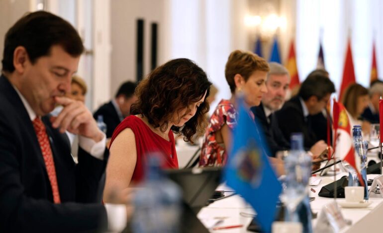 intenta acaparar el foco saliendo de la Conferencia de Presidentes al hablar Pradales en euskera
