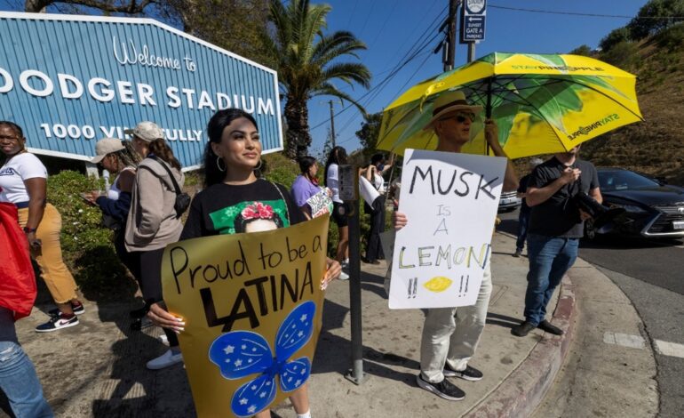 Los Angeles Dodgers plantan cara a las redadas migratorias de Trump y ‘batean’ al ICE fuera de su estadio