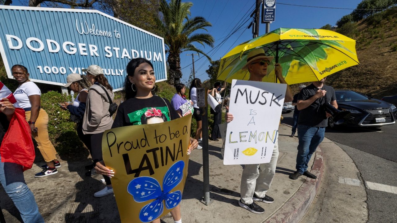 Los Angeles Dodgers plantan cara a las redadas migratorias de Trump y ‘batean’ al ICE fuera de su estadio