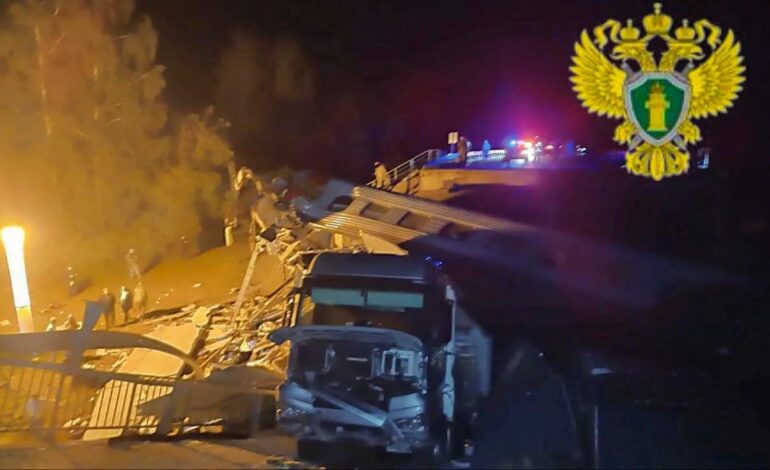 Rusia asegura que el derrumbe del puente en Briansk que ha dejado siete muertos al caer sobre un tren fue volado