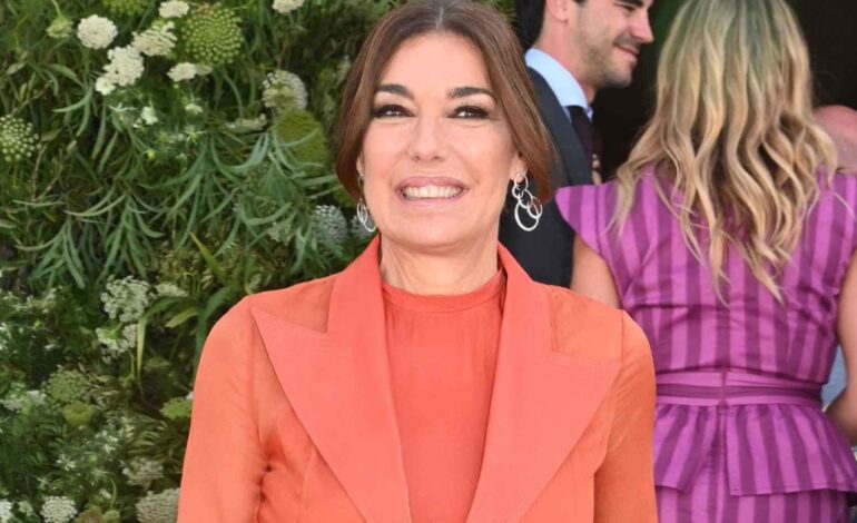 Raquel Revuelta y el truco para conseguir un efecto «cintura de avispa» como invitada que ha revelado en la boda de su hija, Claudia Ula