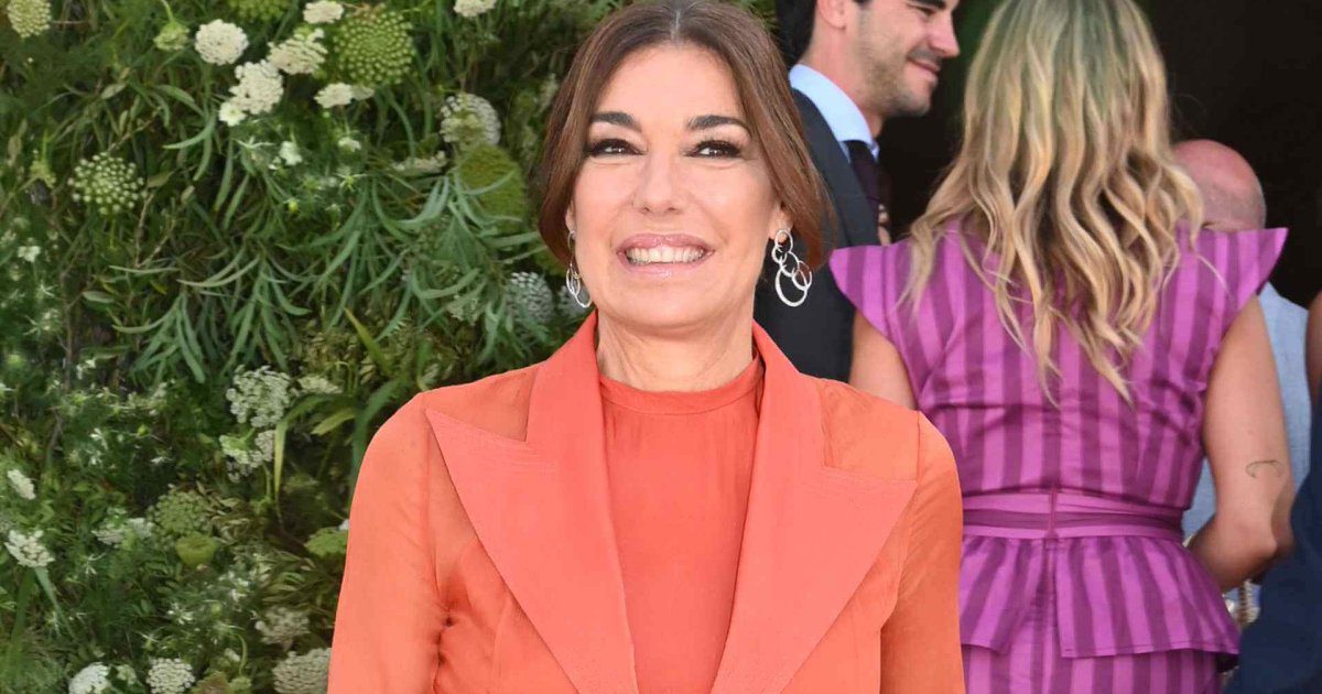 Raquel Revuelta y el truco para conseguir un efecto «cintura de avispa» como invitada que ha revelado en la boda de su hija, Claudia Ula