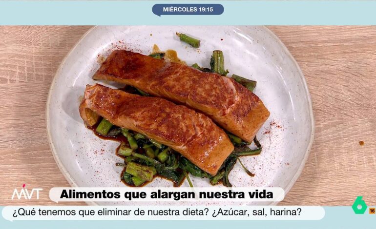 La receta de salmón al pimentón con espárragos verdes y espinacas de Pablo Ojeda para comer sano