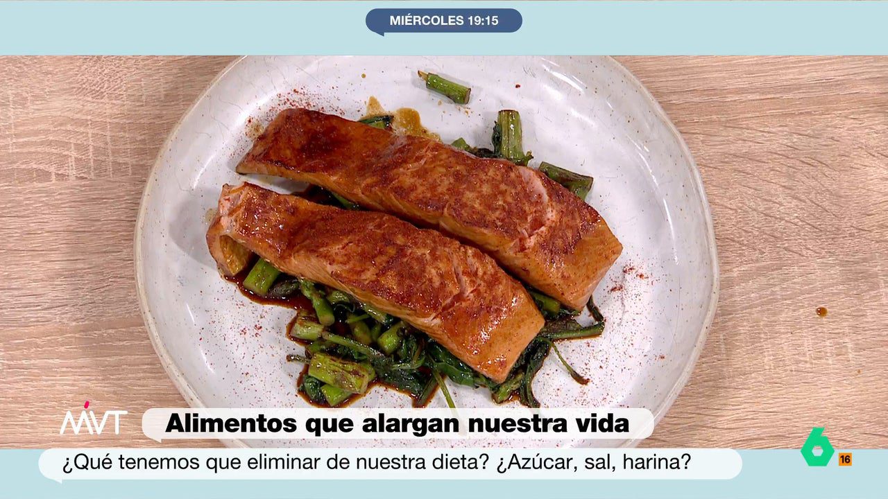 La receta de salmón al pimentón con espárragos verdes y espinacas de Pablo Ojeda para comer sano