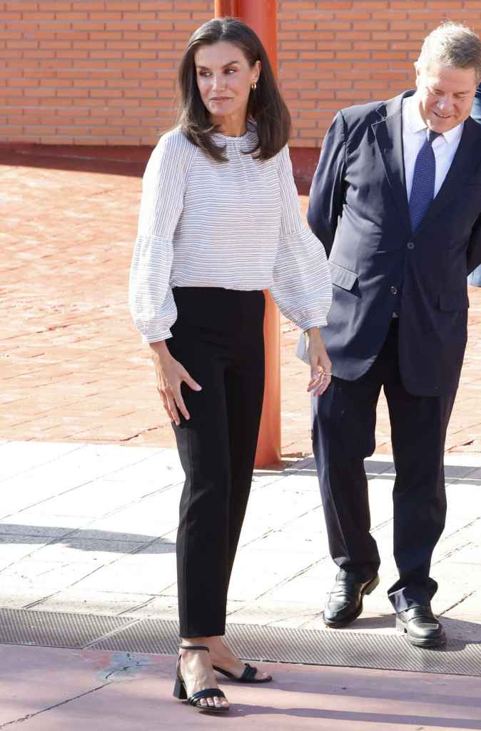 El look de la reina Letizia con la camisa de Roberto Verino en septiembre de 2024