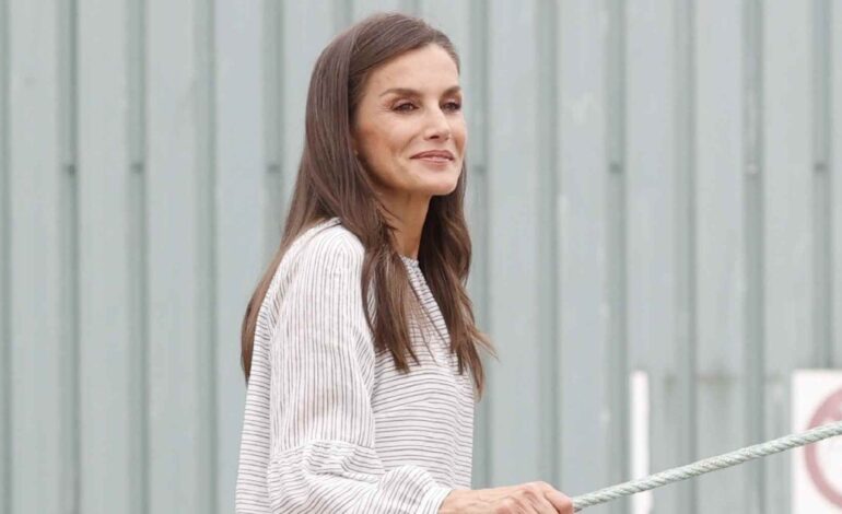 La reina Letizia rescata la blusa ‘made in Galicia’ que no pararemos de ver este verano a las chicas que veranean en el norte