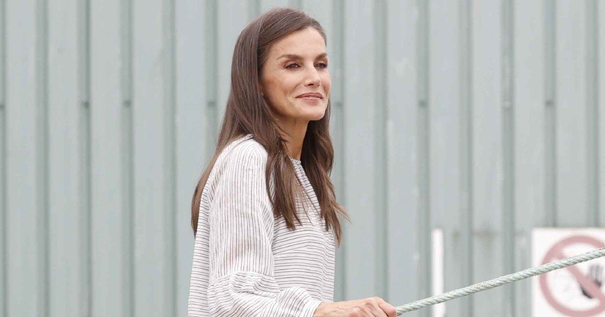 La reina Letizia rescata la blusa ‘made in Galicia’ que no pararemos de ver este verano a las chicas que veranean en el norte