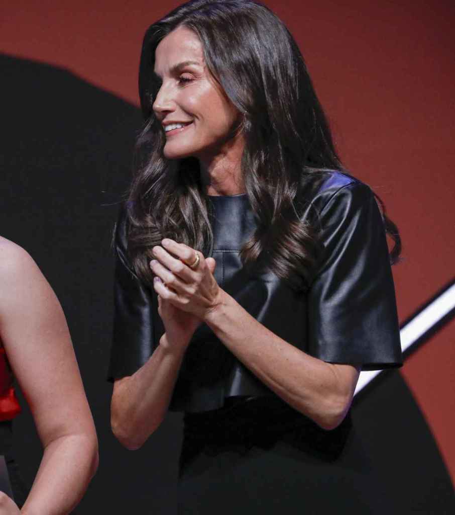 Queen Letizia en la competencia iberamericana de los monólogos científicos solo de la ciencia en el Teatro Fernando de Rojas del Círculo de Madrid