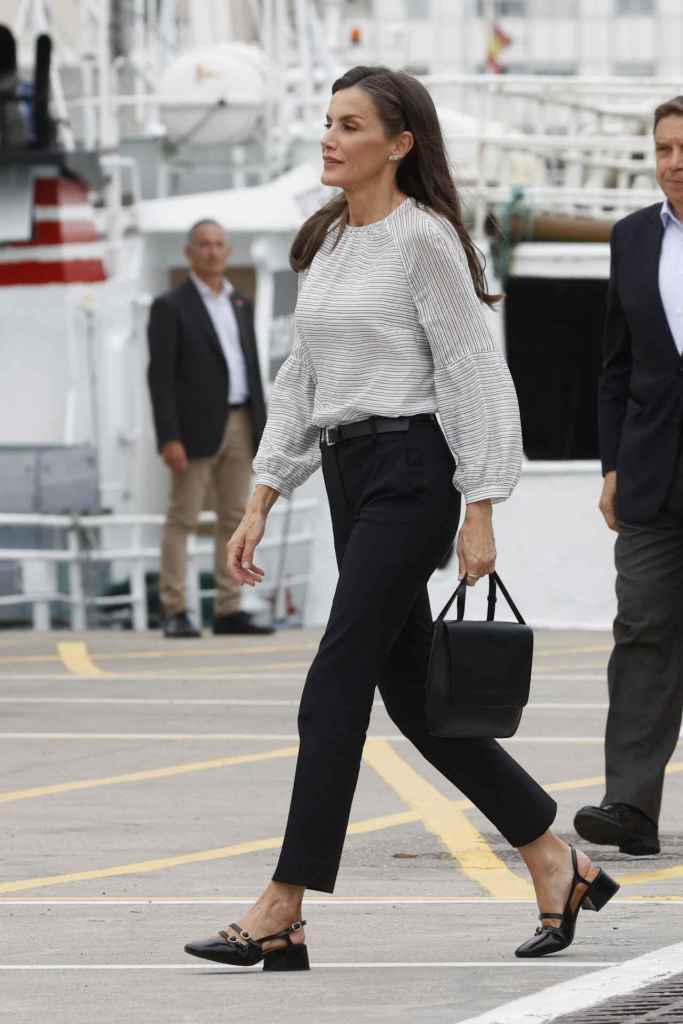 La apariencia de la reina Letizia con la camisa de Roberto Verino