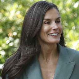 Si hay alguien que sabe cómo presumir bronceado en verano, es Queen Letizia (Foto: Cotters).