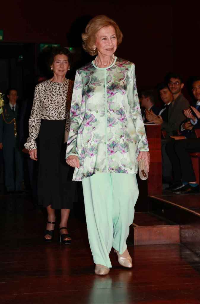 Queen Sofía con una mirada de dos piezas en la cerca