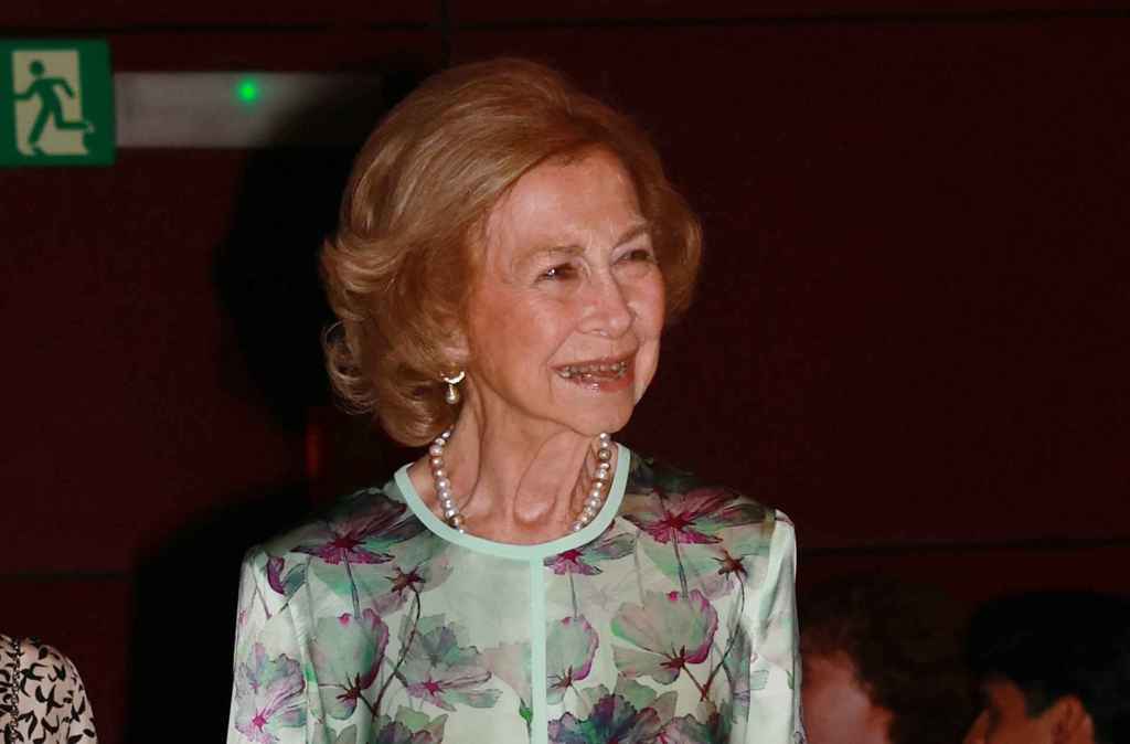 Queen Sofía con una mirada de dos piezas en la cerca