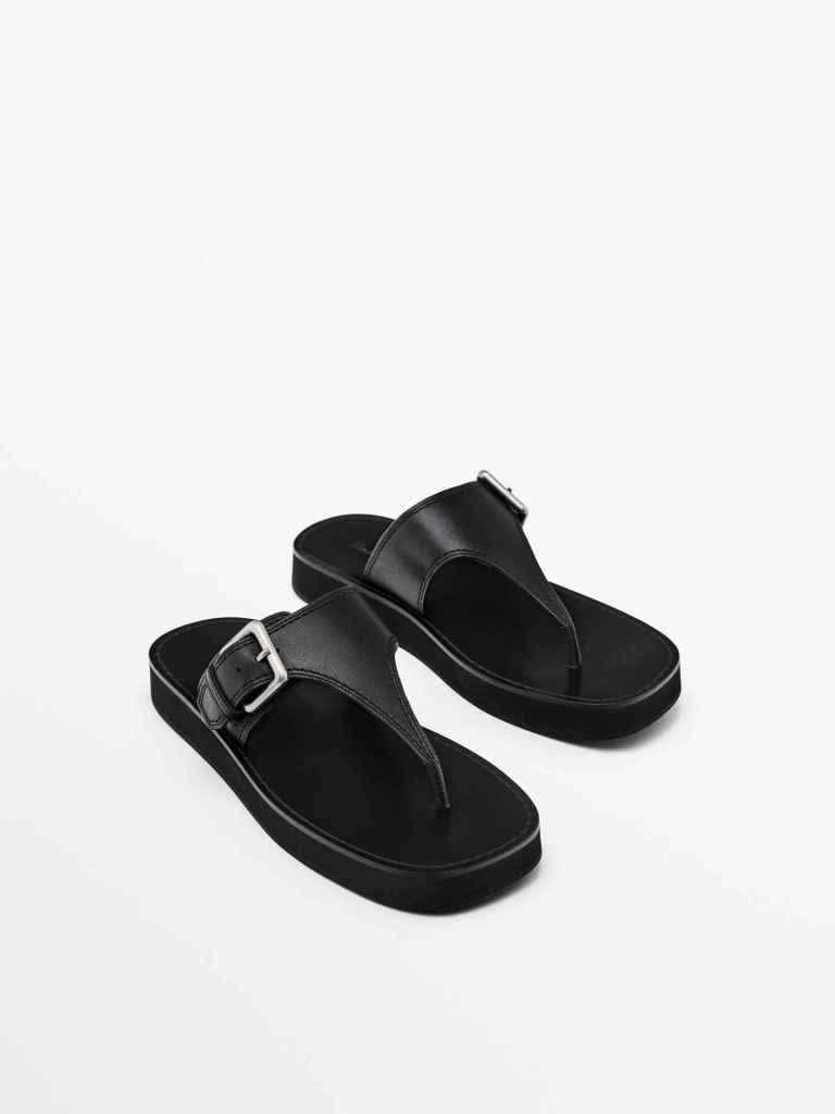 Planifique las sandalias con una plataforma hecha de cuero 