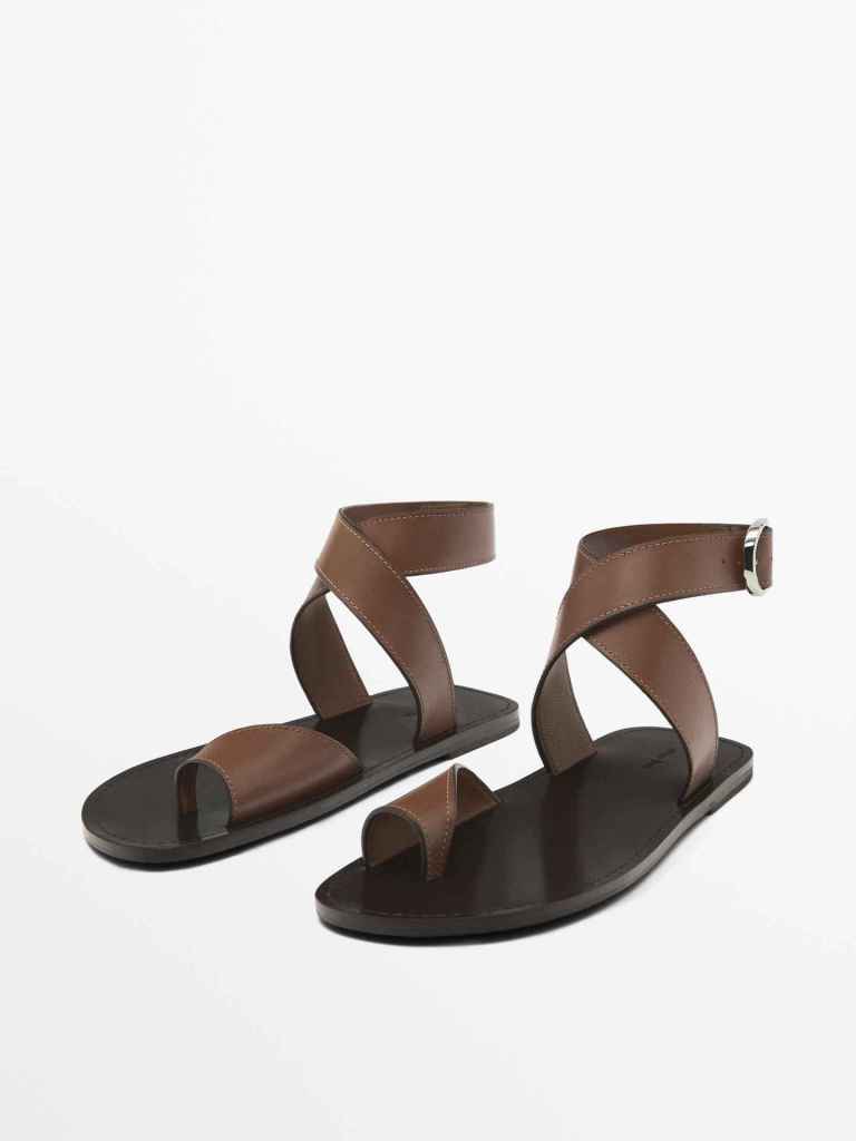 Sandalias planas marrones hechas en 