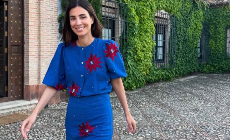 Después de ver los últimos looks de Sassa de Osma con cangrejeras doradas las pijas madrileñas harán cola para lucir este calzado plano en verano