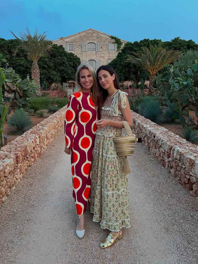 Vestido impreso de Osma Sassa con cangrejo dorado 