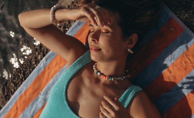 Por qué necesitas un sérum de ácido hialurónico en verano: «Mi recomendación es aplicarlo con la piel húmeda»