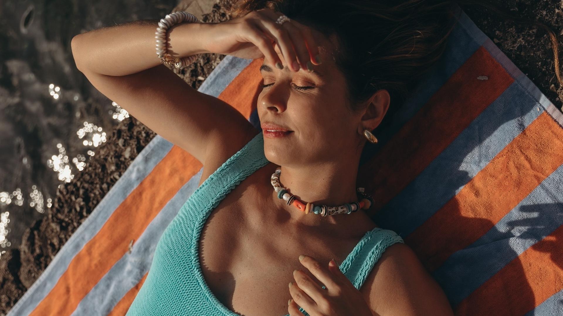 Por qué necesitas un sérum de ácido hialurónico en verano: «Mi recomendación es aplicarlo con la piel húmeda»