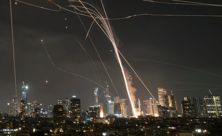 Irán lanza cientos de misiles contra Israel en represalia por el ataque de sus instalaciones nucleares