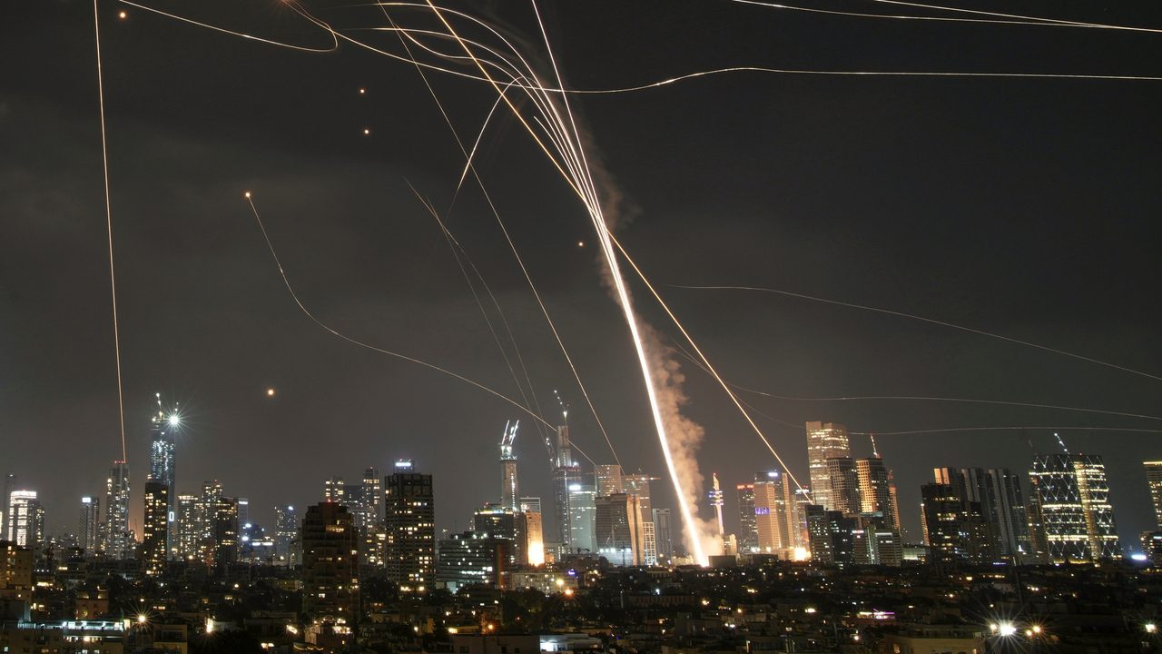 Irán lanza cientos de misiles contra Israel en represalia por el ataque de sus instalaciones nucleares