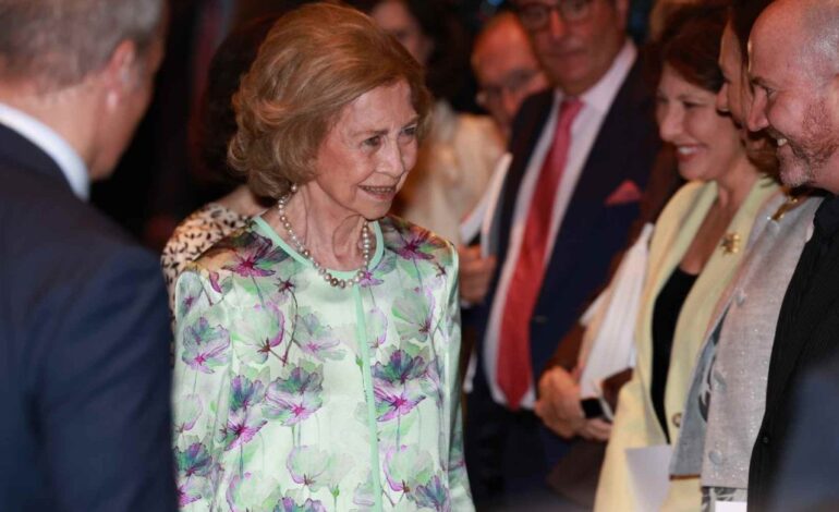 El ‘total look’ de invitada de la reina Sofía que nuestras abuelas perfectamente podrían tener ya en sus armarios