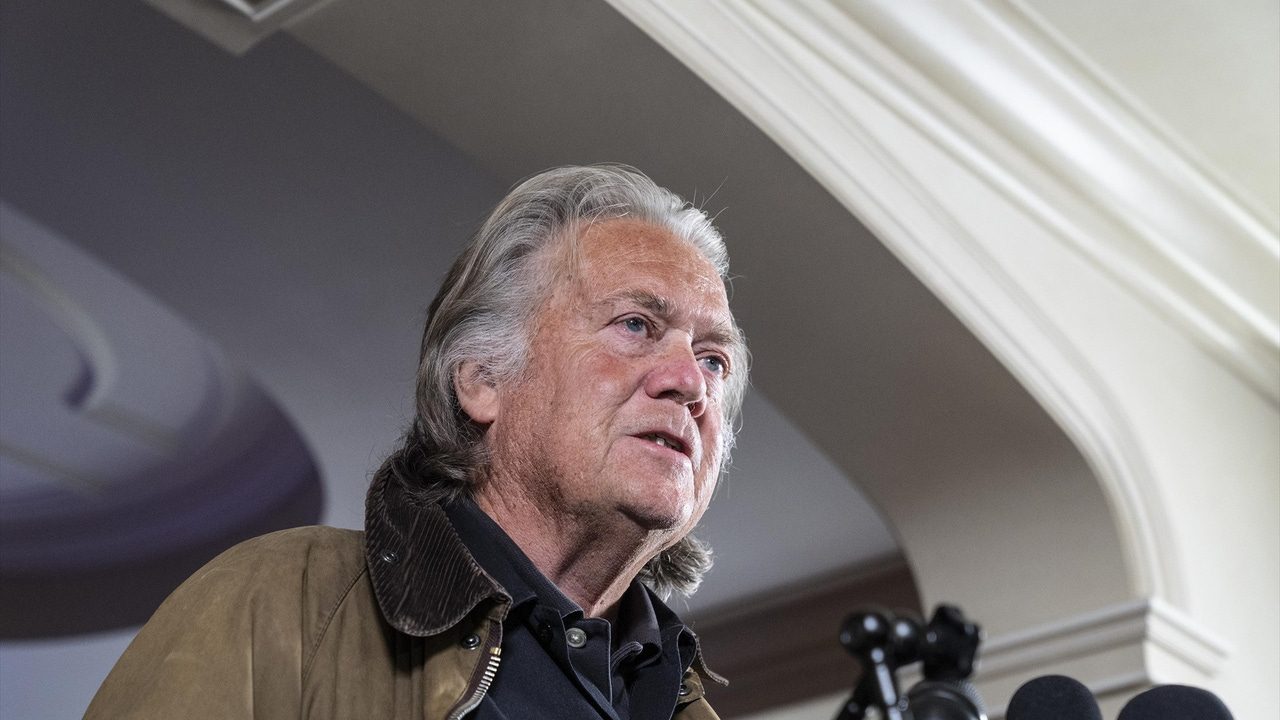 Steve Bannon pide a Trump «investigar» a Elon Musk y «deportarle inmediatamente»