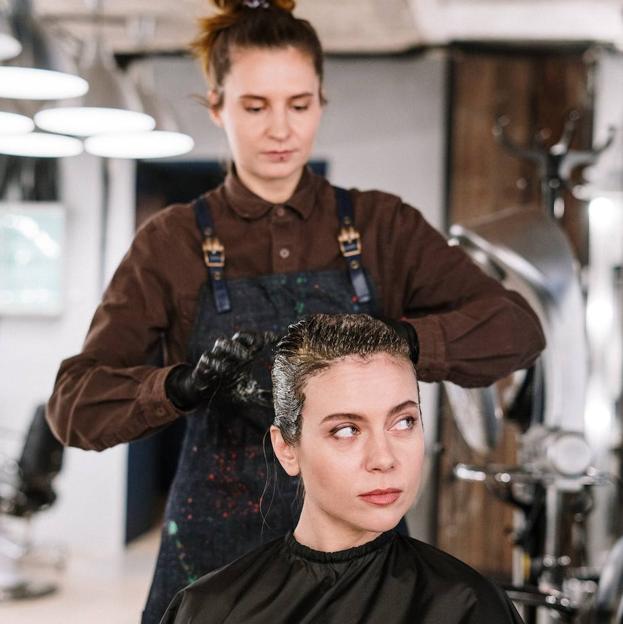 Una mujer tinge su cabello